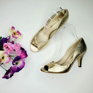 Giani Binni Size 5.5 Gold Open Toed Heels